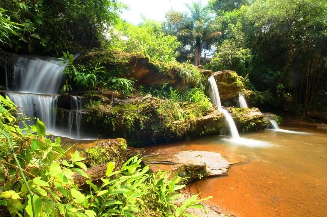 Cachoeira e o poço de água ao pé das quedas
