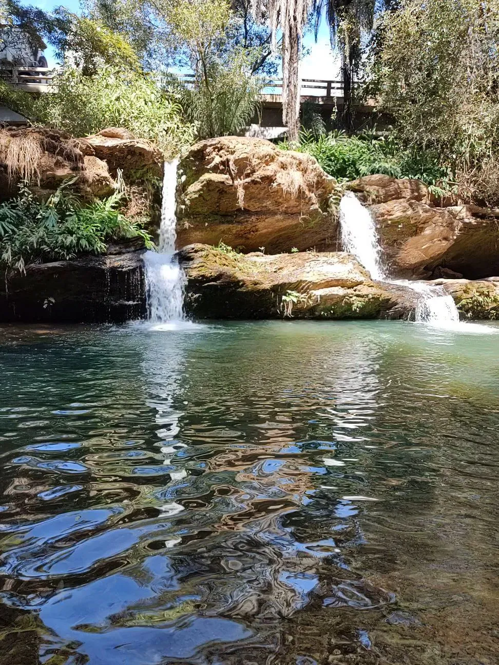 Poço de água formado ao pé das quedas