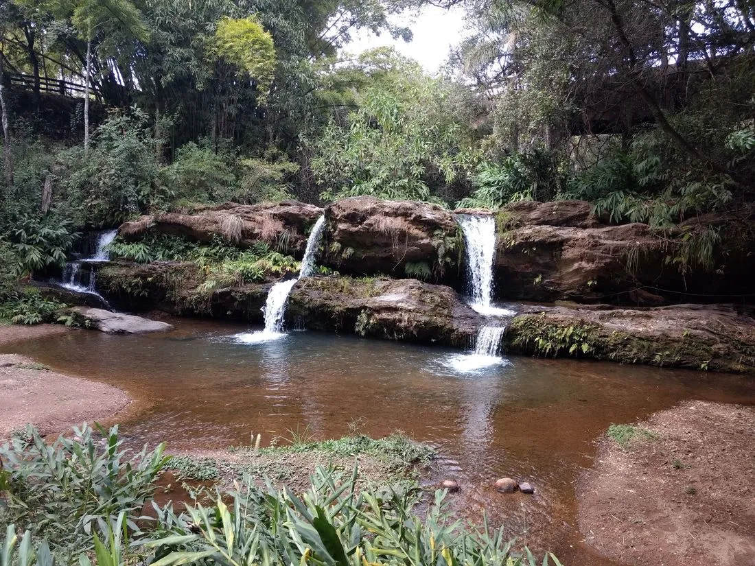 Quedas d'água caindo sobre lajes de pedra no leito da Reserva