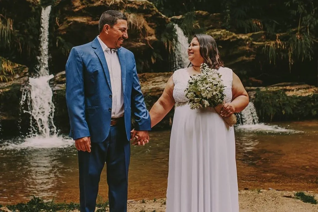 Casal de noivos diante da cachoeira