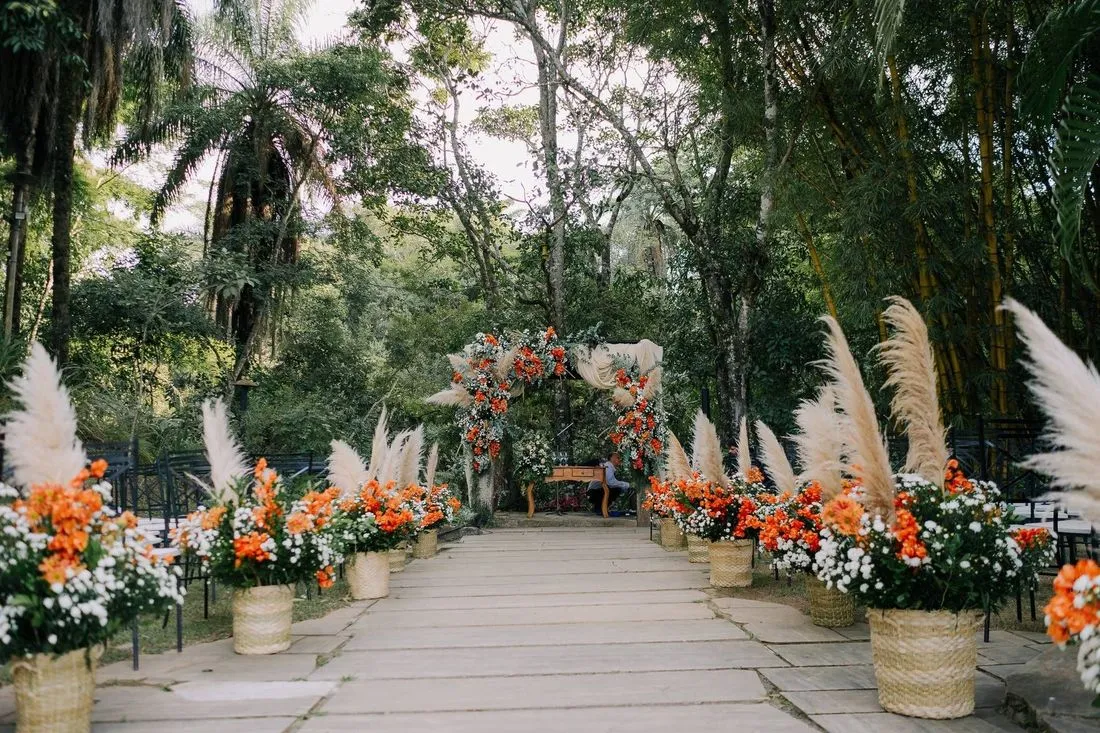 Cerimônia de casamento ao ar livre montada entre as árvores da Reserva