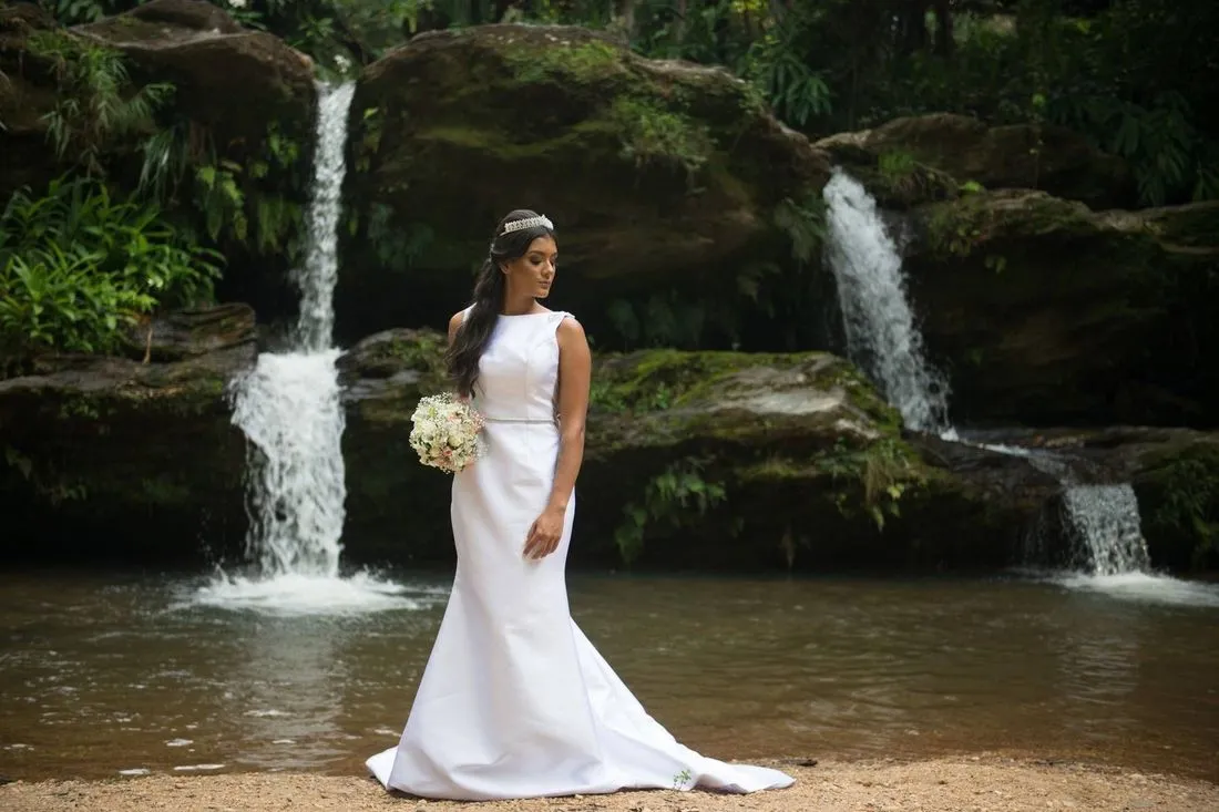 Noiva em frente às quedas d'água da Reserva
