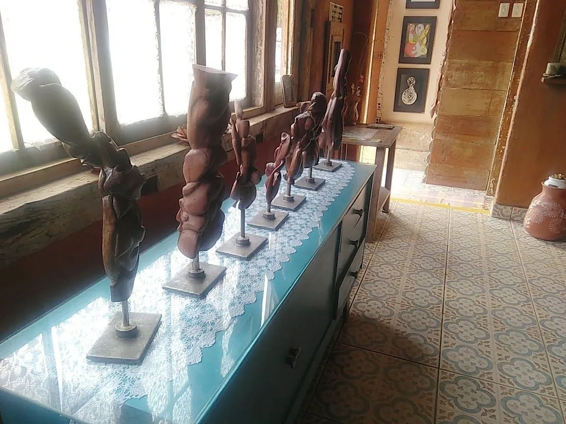 Esculturas em madeira expostas na Reserva