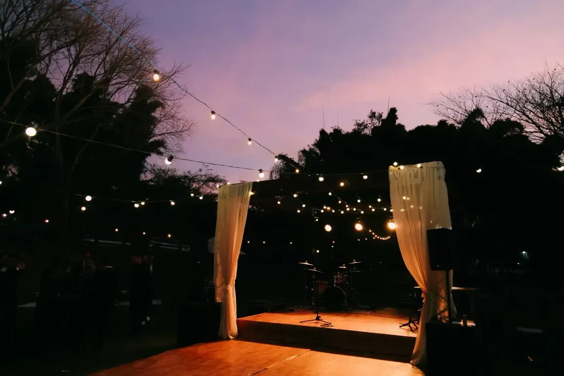 Fim de tarde na Reserva, com a estrutura da festa iluminada